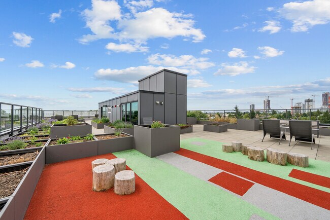 Photo du bâtiment - Main & 41st Apartments