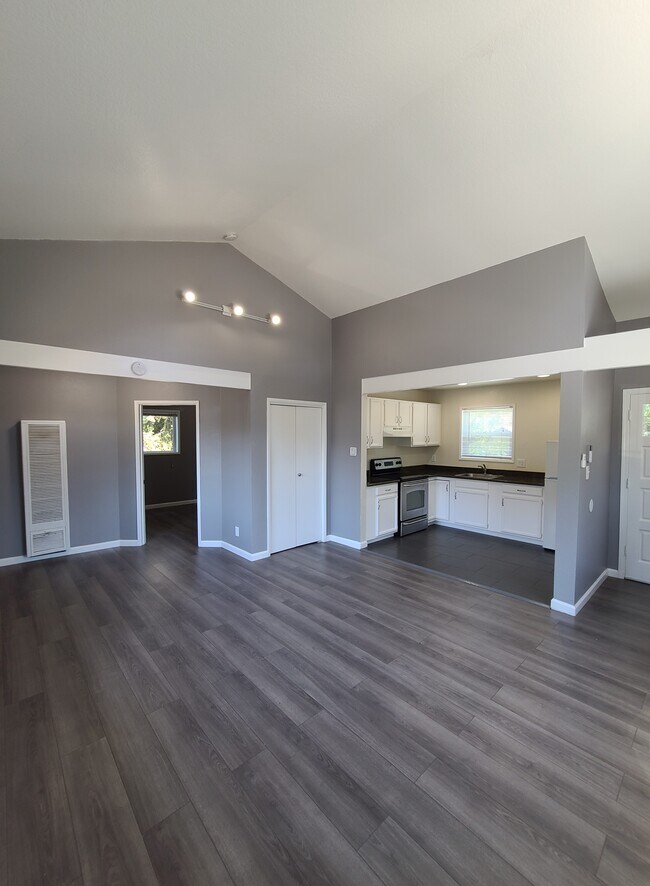 Vaulted Ceilings - 1936 Alhambra Ave