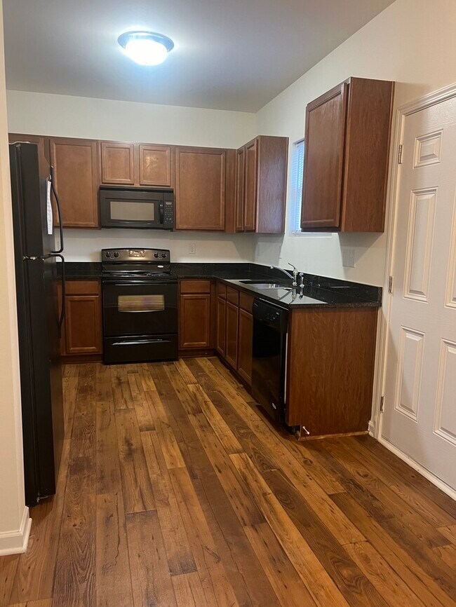 Foto del edificio - Rare 3 brdroom 2.5 bath Townhome Available...