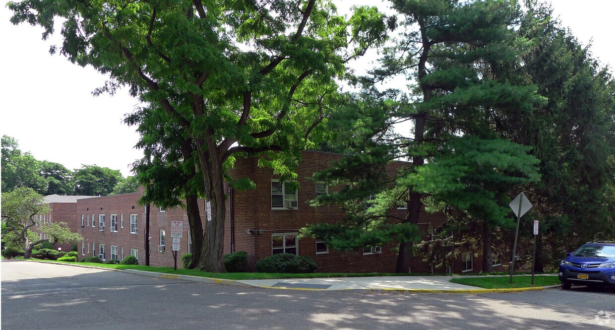 Roslyn Gardens Apartments Roslyn Heights, NY