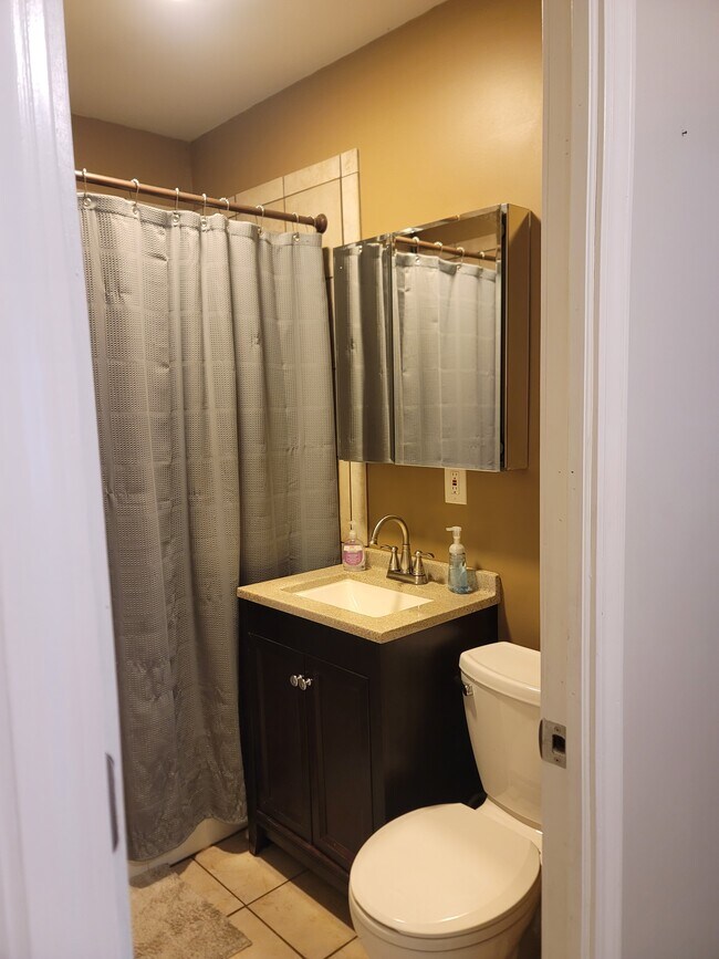 Foto del edificio - 4012 E 27th St