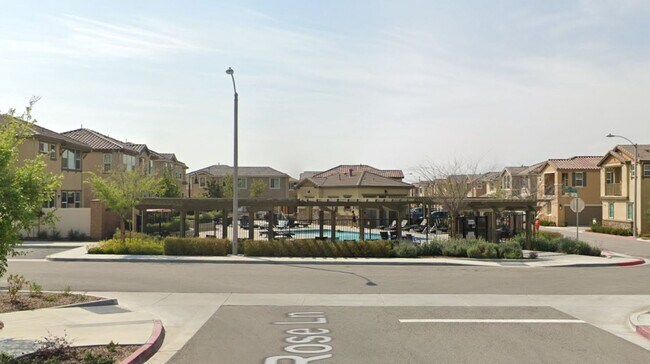 Foto del edificio - Two-Story 3-Bedroom Home in East Highland'...