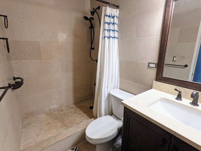 Baño remodelado - 46-270 Kahuhipa St