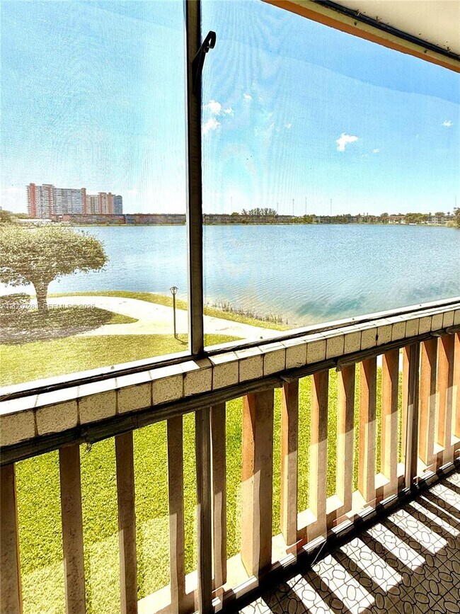 Foto del edificio - 1591 NE Miami Gardens Dr