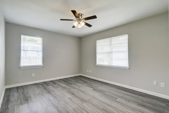 Building Photo - Fully Revovated 2 bedroom