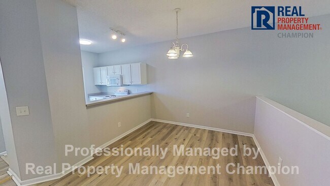 Building Photo - Ground Level Condo with Community Pool