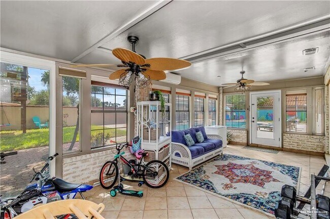 Foto del edificio - 9812 Las-Palmas Dr