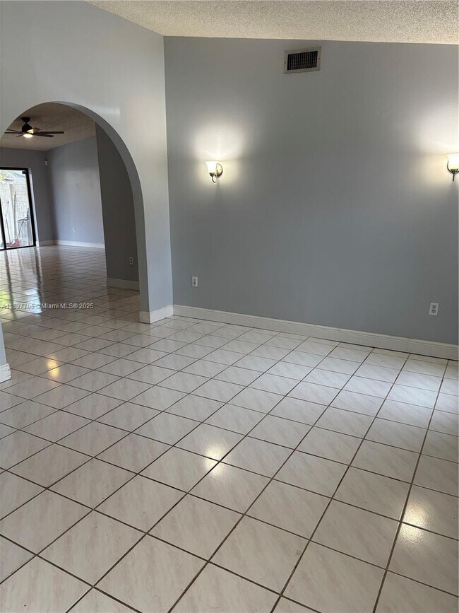 Foto del edificio - 1065 NW 127th Path
