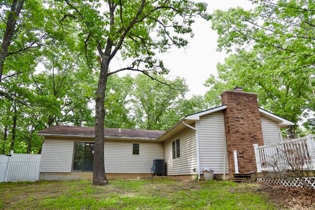 Foto del edificio - 16280 Hardwood Ln