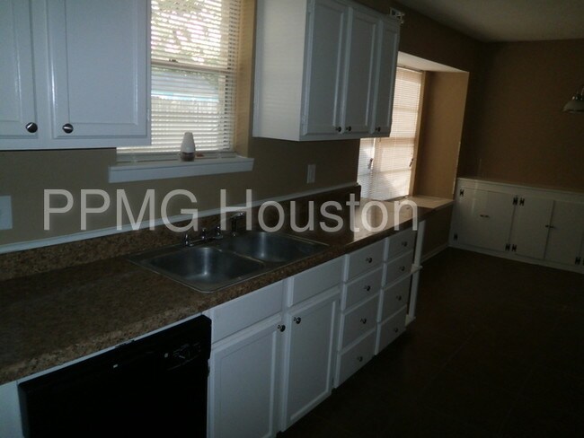 Foto del edificio - 4415 McCleester Dr