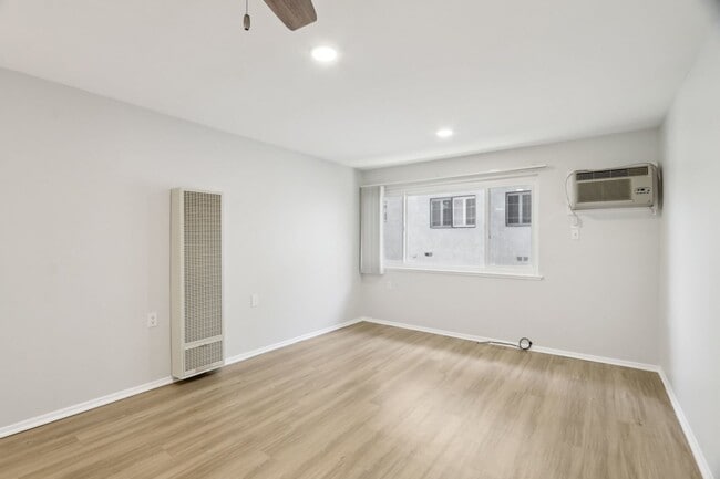 Interior Photo - 5405 Lindley Avenue