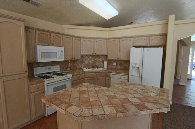Foto del edificio - Red Cliffs area 3br / 2 ba home with garage and nice yard