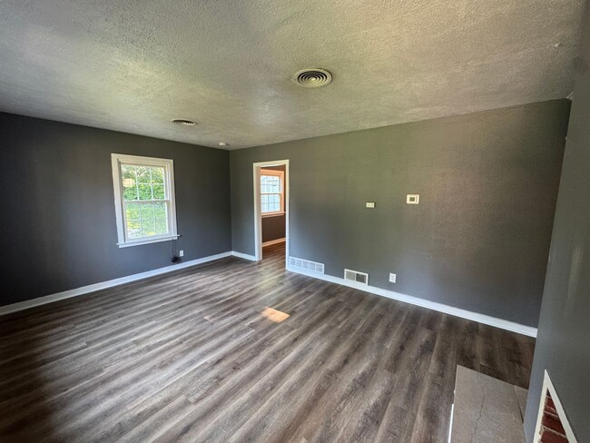 Building Photo - Cozy 2-Bedroom Home In a Peaceful Neighborhood!