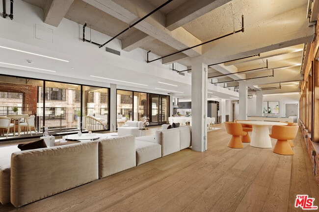 Building Photo - 808 S Broadway
