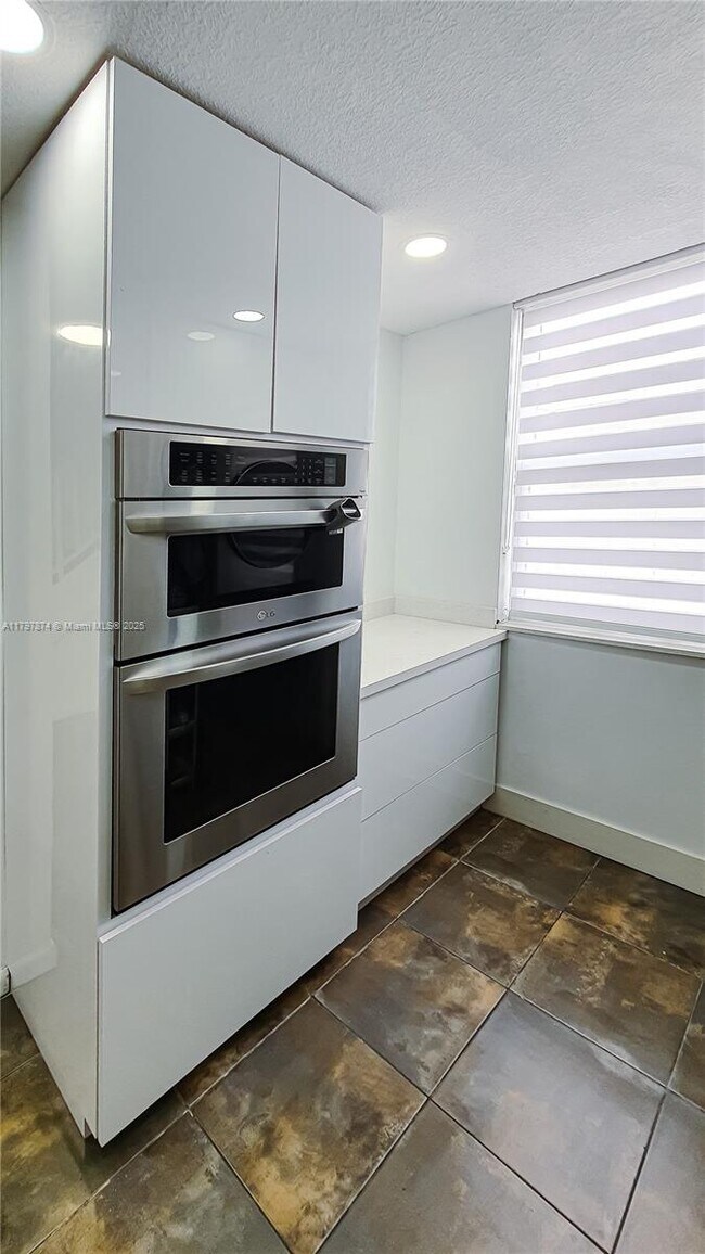 Foto del edificio - 1655 NE 115th St