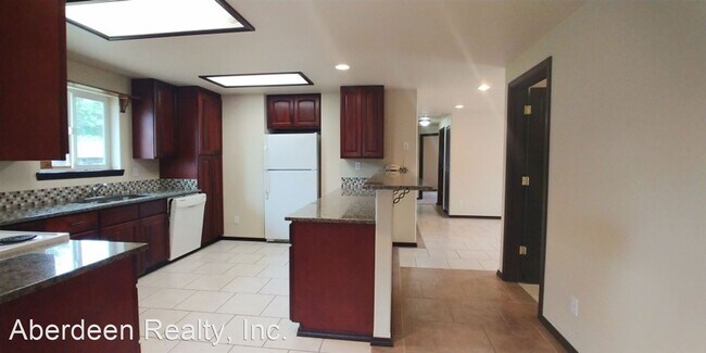 Building Photo - 3 br, 1 bath House - 1124 W Lindstrom St.