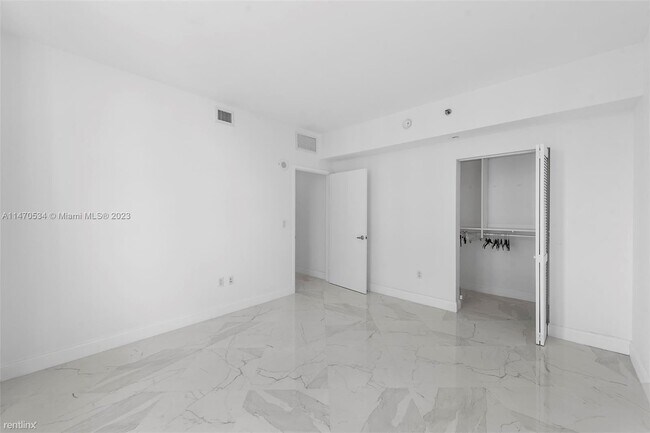 Foto del edificio - 1 br, 1 bath Condo - 950 Brickell Bay Dr A...