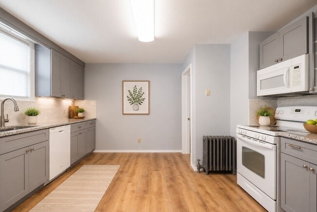 Building Photo - 563 Spruce Ave