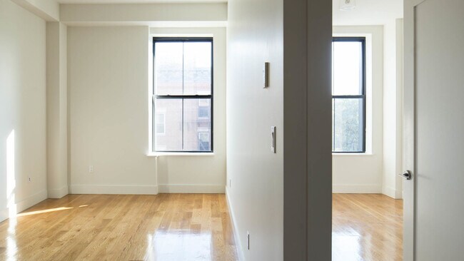 Building Photo - 5527 Myrtle Ave
