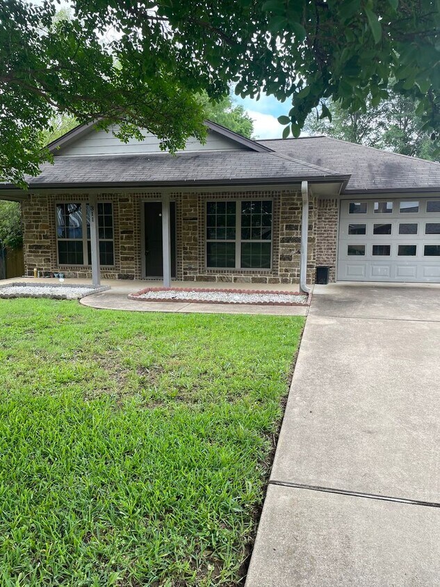 Foto principal - A must see home in Bullard in a great loca...