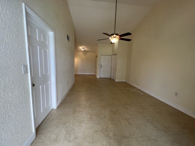 Foto del edificio - 2803 N Oakland Forest Dr