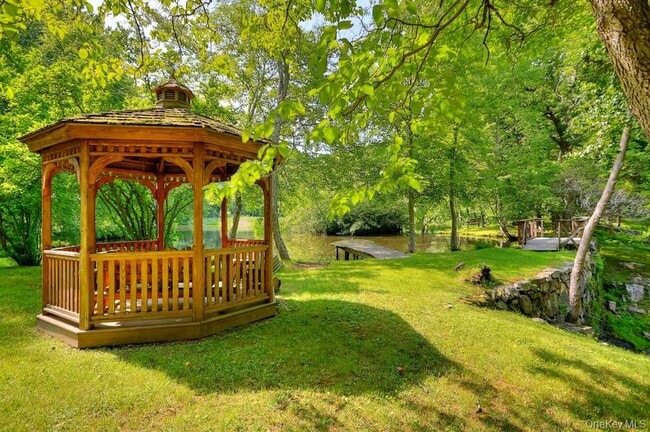 Foto del edificio - 16 Old Post Rd