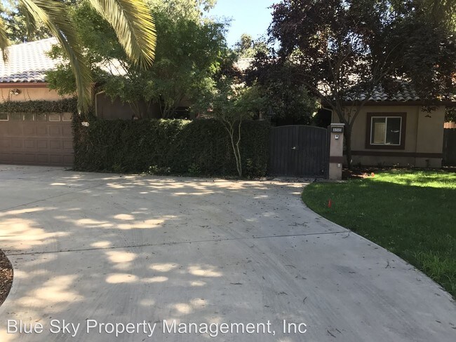 Building Photo - 4 br, 3.5 bath House - 15151 S Lipson St