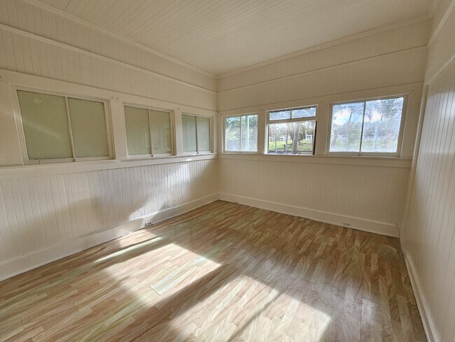 Foto del edificio - 2 Bed 1 Bath Apartment with one parking.  Tenant pay all utilities.