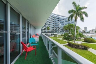 Building Photo - 900 Bay Dr E