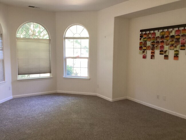 Foto del edificio - Large north Chico home available now