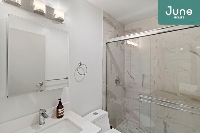 Foto del edificio - Queen room in 5-bed/3.5-bath Home