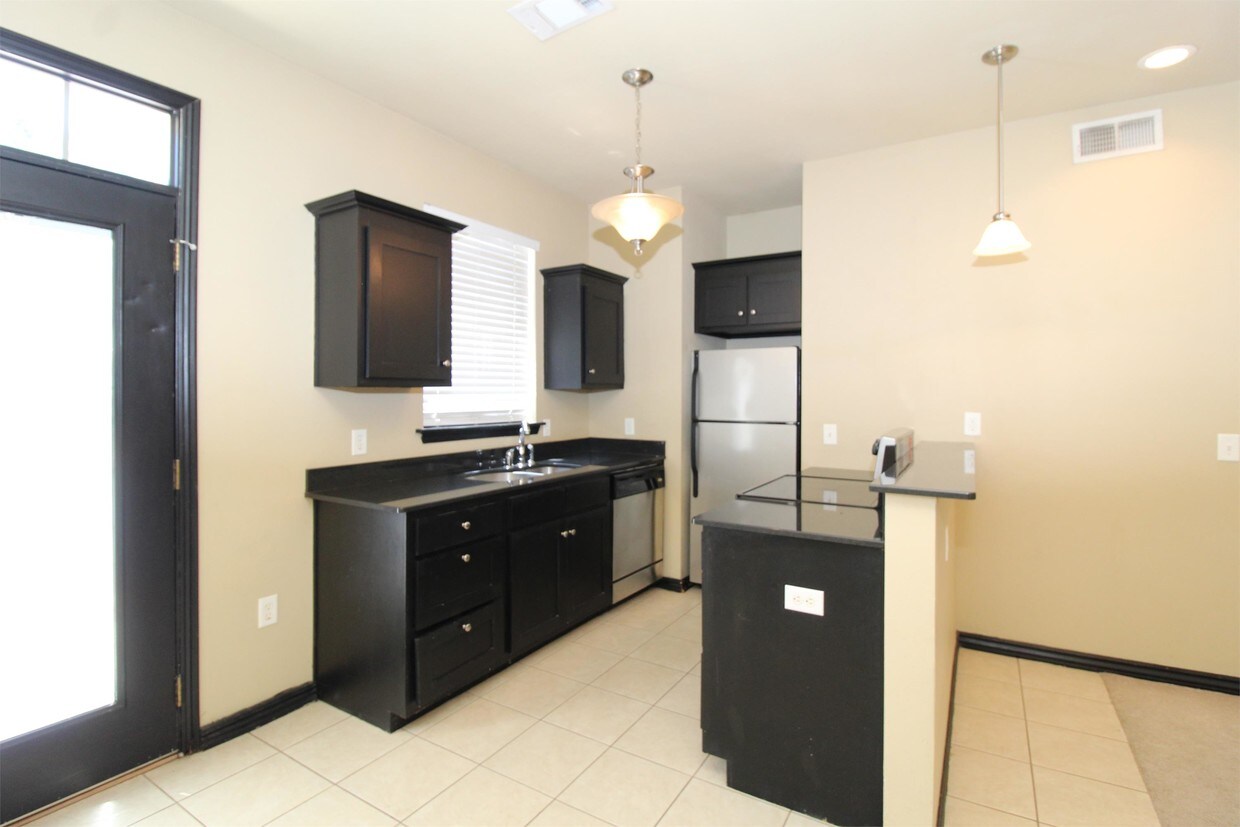 Primary Photo - 1137 N Leverett Ave