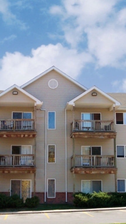Building Photo - 3 Bedroom Apartment on First Floor!