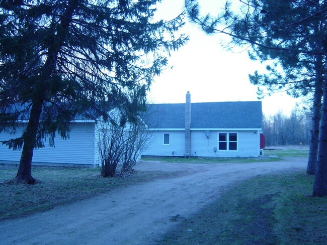 Building Photo - 2 Bedroom Country home