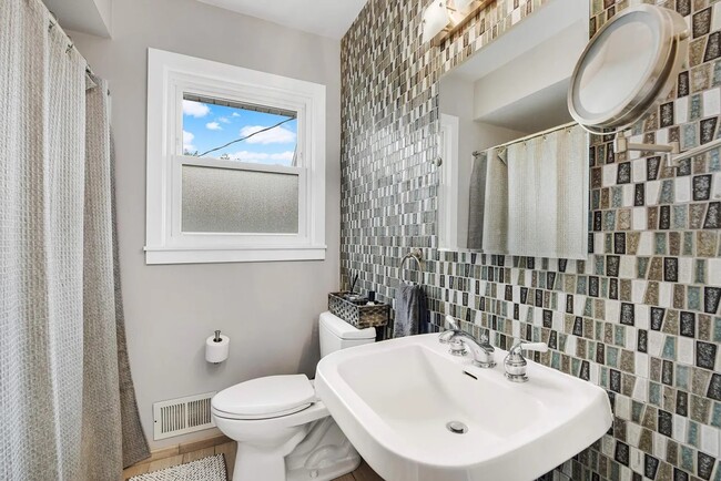 Main Floor Bath 1 - 307 Churchill St E