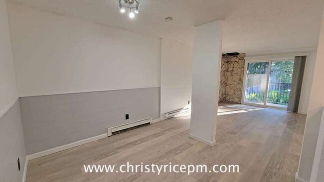 Building Photo - 14556 NE 31st St