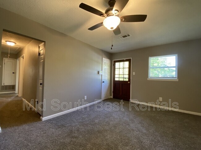 Foto del edificio - 668 Delta Rd