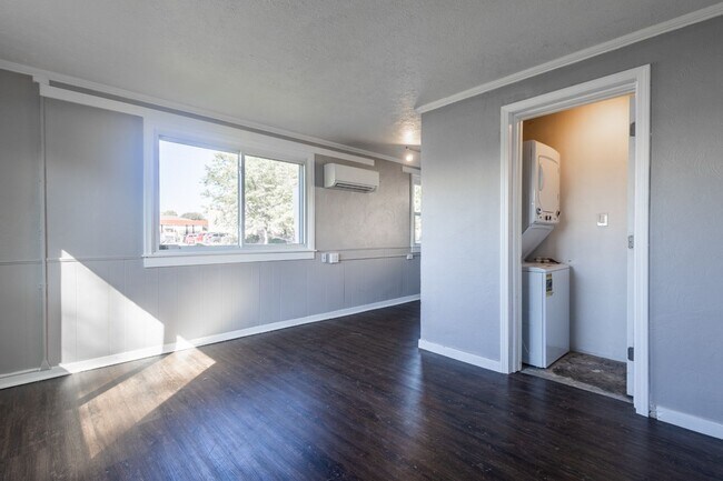 Foto del edificio - Renovated 2 Bed / 1 Bath Duplex