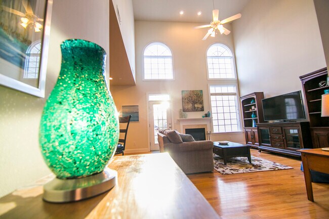 Sala de estar principal con techos estilo catedral - 108 Alden Village Ct