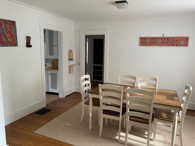 Building Photo - (STUDENT HOUSING) Stunning 5 bedroom, 1 Of...