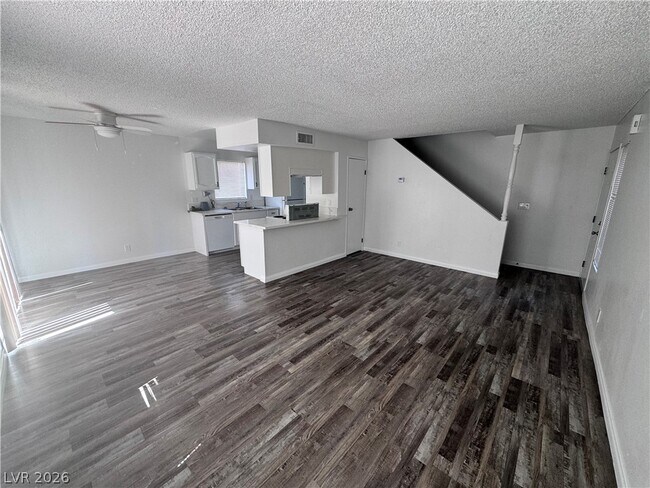 Foto del edificio - 5245 Golden Ln