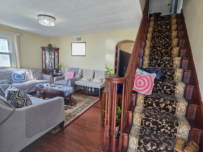Building Photo - Single family home with 4-bedroom, 2 full ...