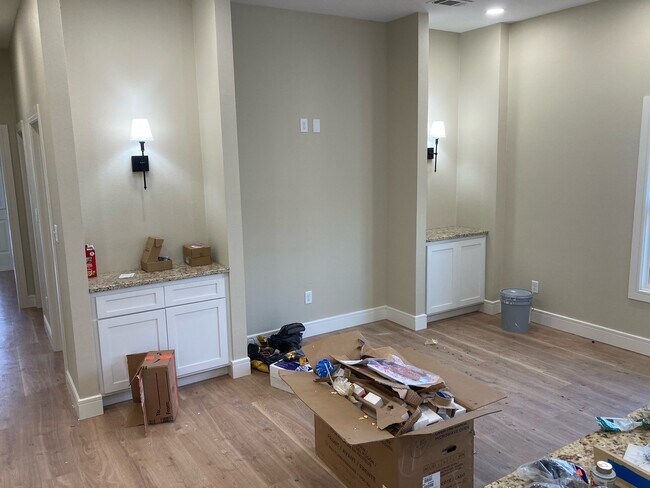 Building Photo - 304 8th St