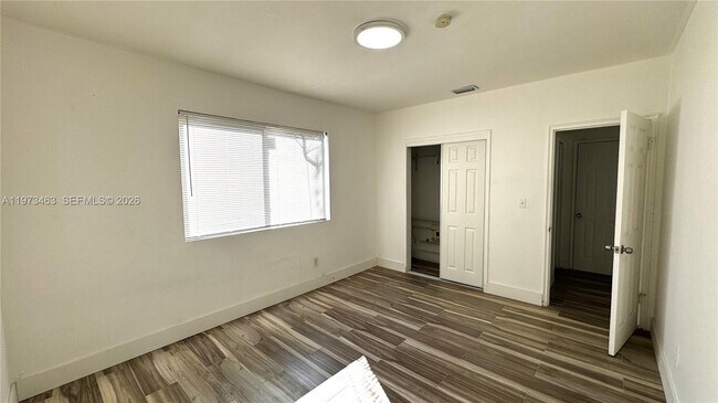 Foto del edificio - 120 NE 55th St