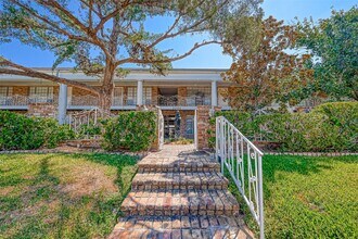 Building Photo - 2121 Fountain View Dr