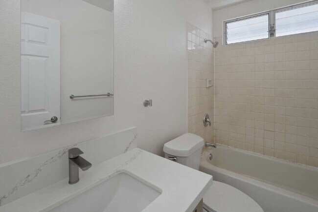 Foto del edificio - Freshly Renovated 3BR/2BA Home with 2-Car Carport