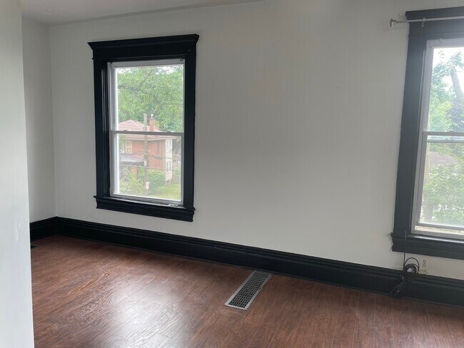 Sala de estar con tres grandes ventanas. - 6319 Monitor St