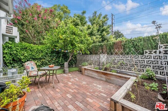 Patio privado - 1225 N Hollywood Way