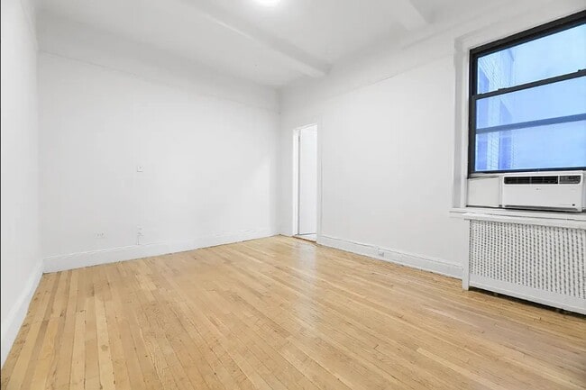 Building Photo - 151 W 74th St