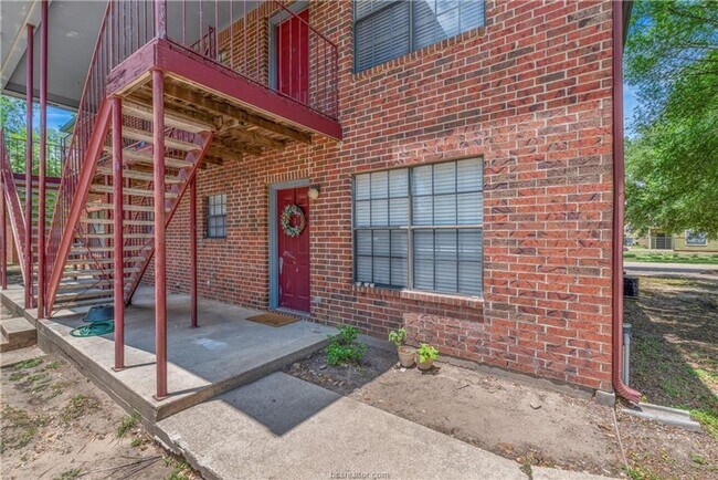 Foto del edificio - Available NOW!! Cute 3/2 four-plex Close t...